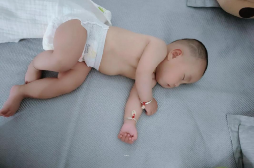 微山宝宝脚心出汗怎么回事